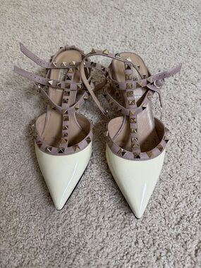 Valentino Garavani Rockstud Patent T-Strap Heels with Stud Detail in Cream/Gold